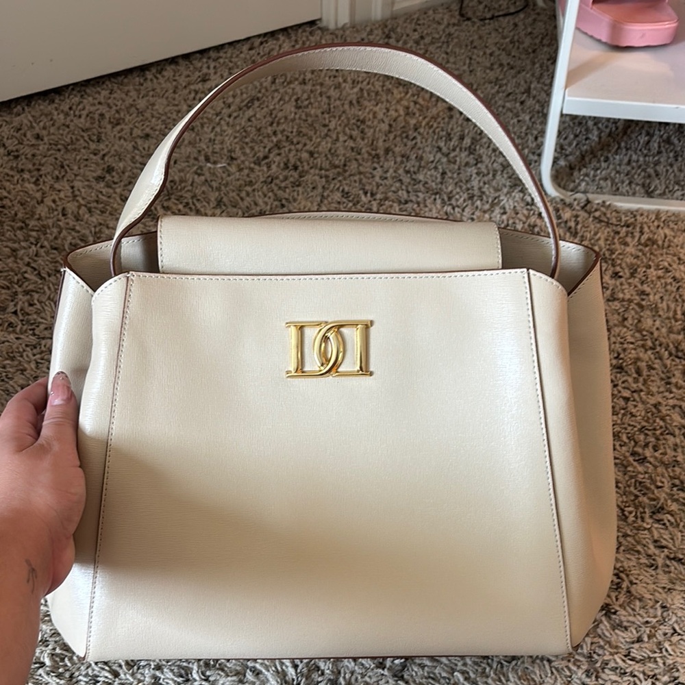 Deseri Rosa Cream Shoulder Bag with Structured Design